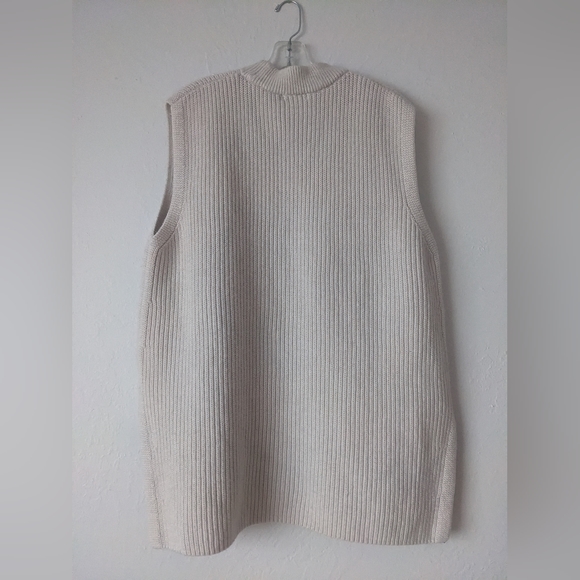 H&M sleeveless sweater - Picture 2 of 2